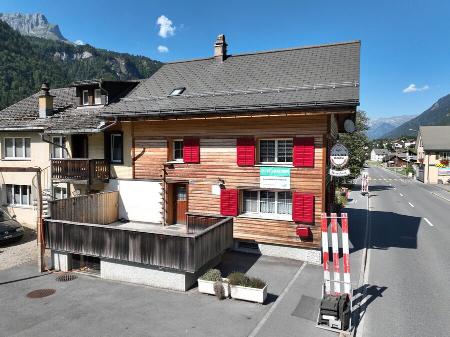 Strassenseite des Hauses Hirschen an der Hauptstrasse