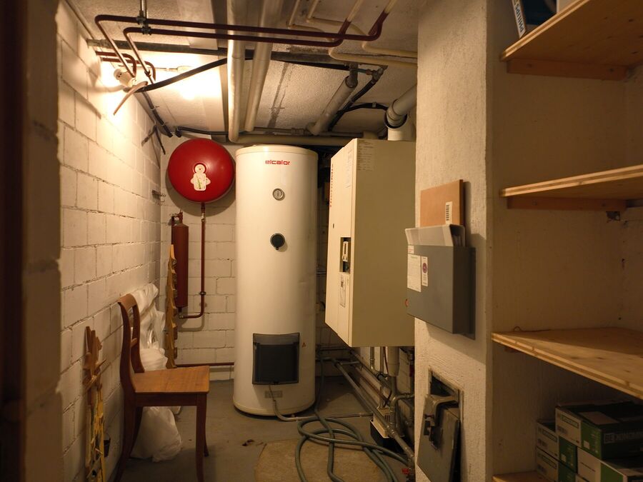 Heizungsraum mit Ölheizung und Warmwasserspeicher
