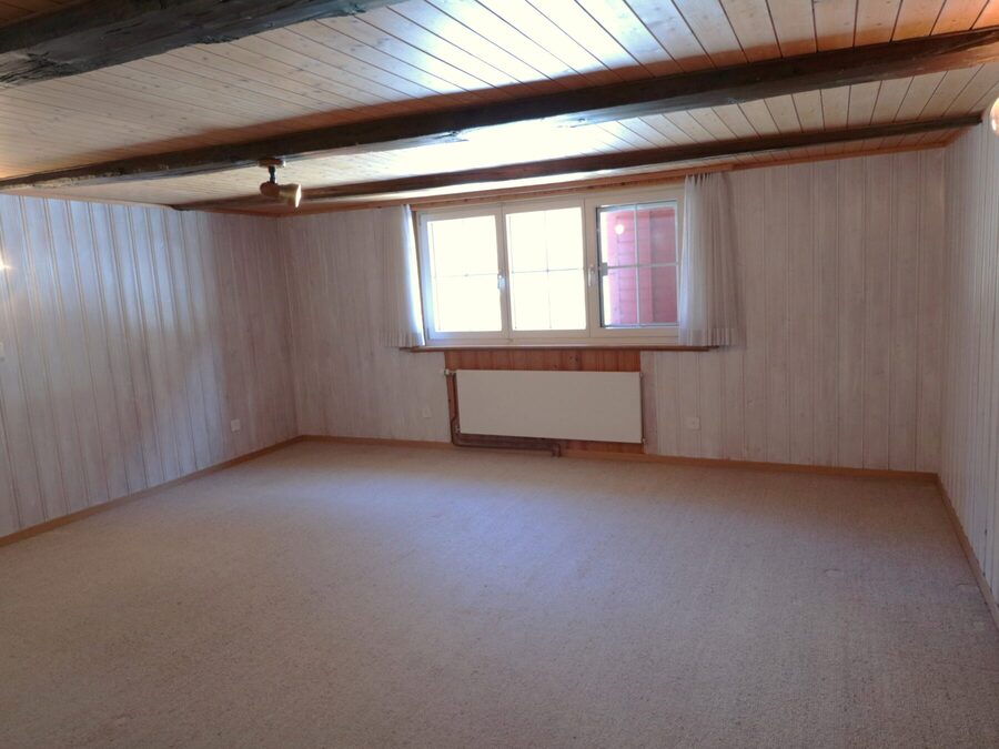 Grosses Zimmer im Dachgeschoss mit altem Deckenbalken